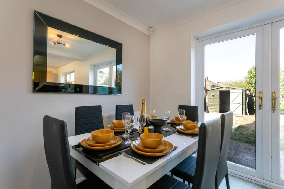 Spacious 5 Bed House - Gloucester - Sleeps 10 Apartment in Cotswold District