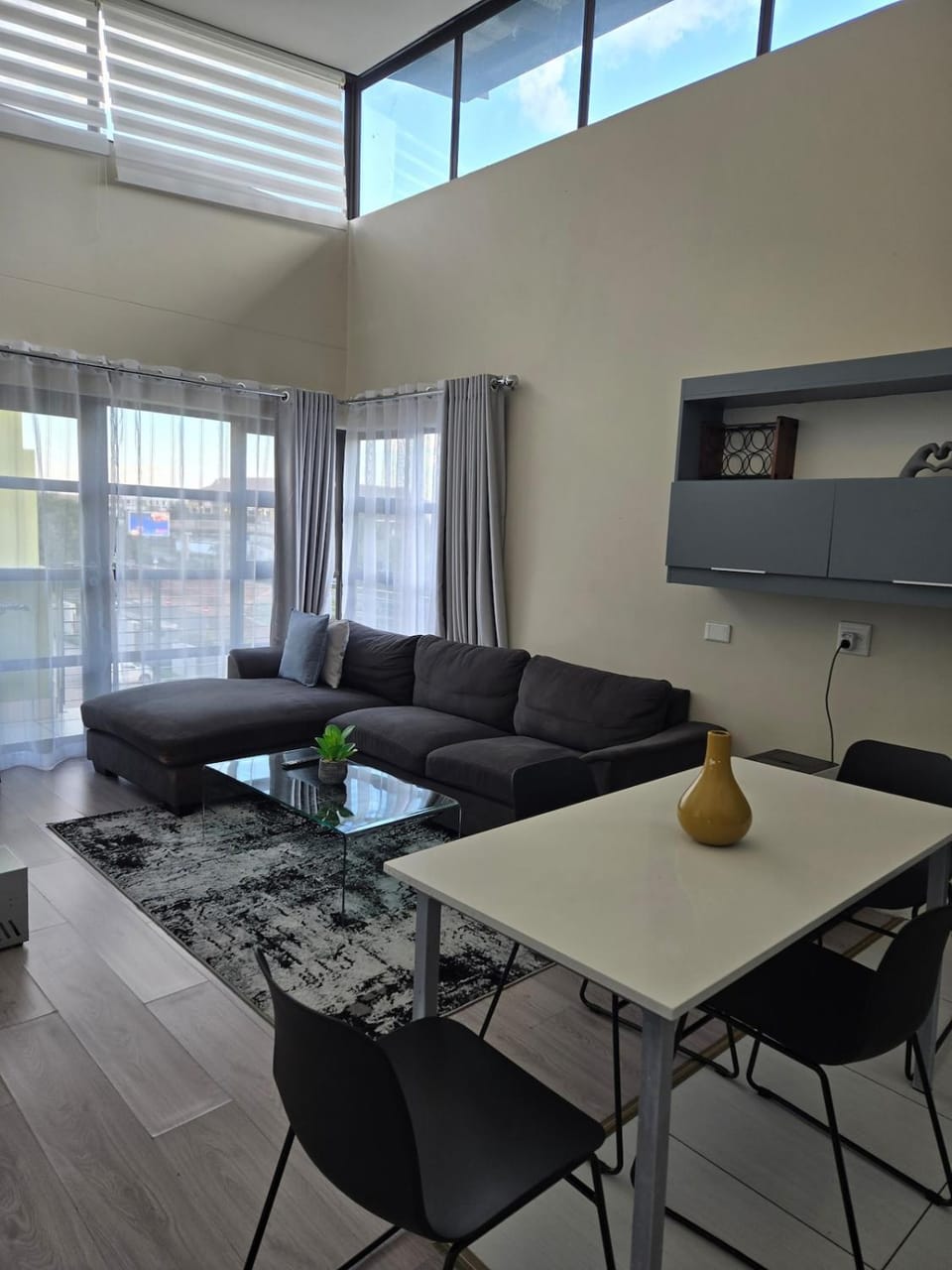 Beautiful 2 bedroom unit, inverter & complex pool Apartment in Sandton