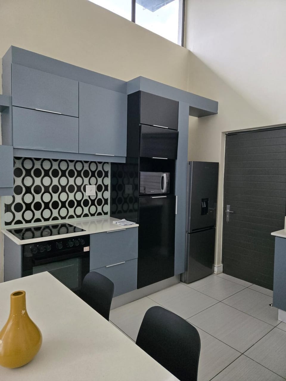 Beautiful 2 bedroom unit, inverter & complex pool Apartment in Sandton