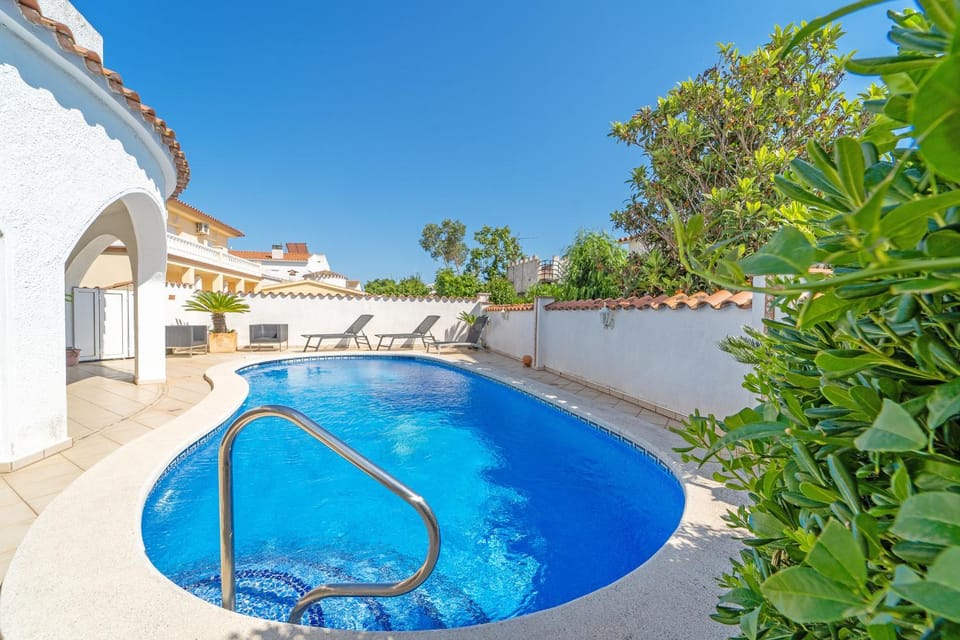 Swimming pool, sunbed
