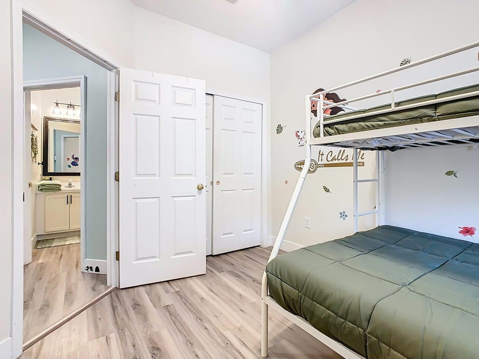 Bedroom, bunk bed