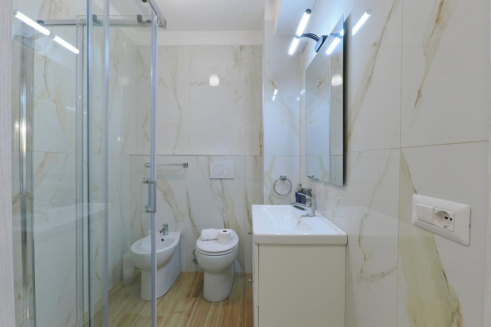 Shower, Toilet, Bathroom, bidet, towels