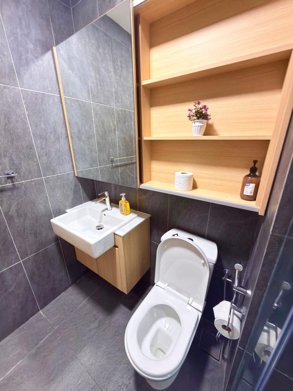 Shower, Toilet, Bathroom, bidet, towels