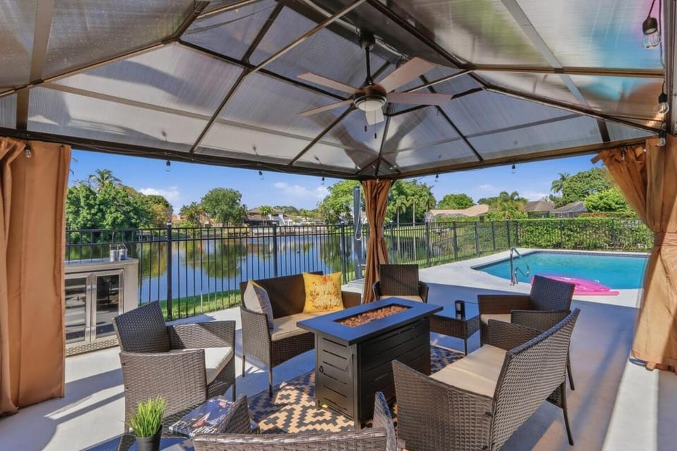Seating area, Lake view, fireplace