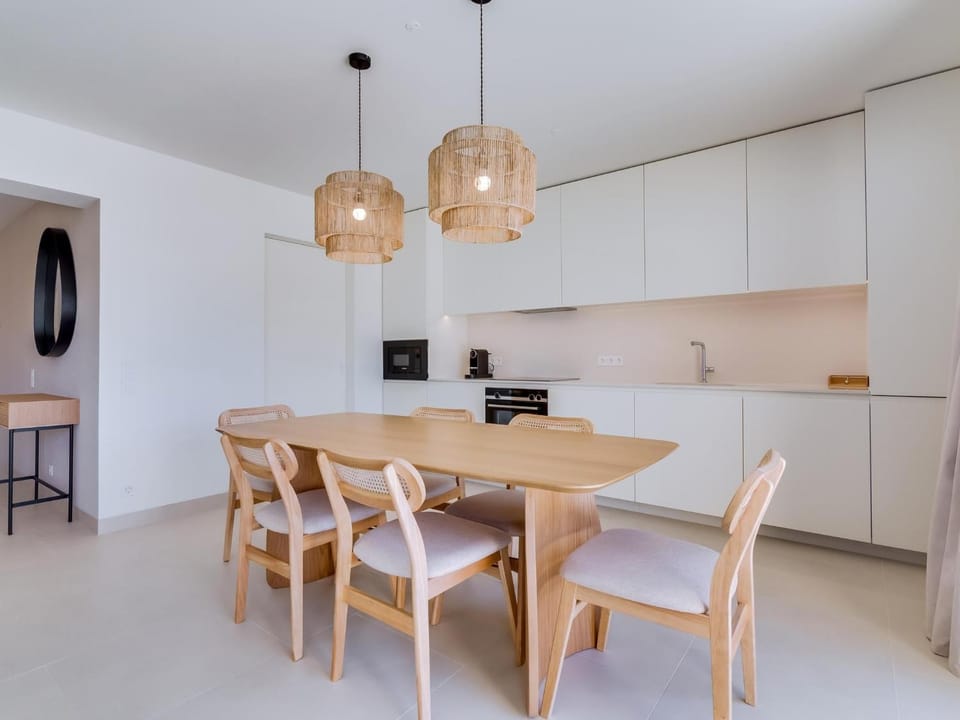 Kitchen or kitchenette, Dining area, stove