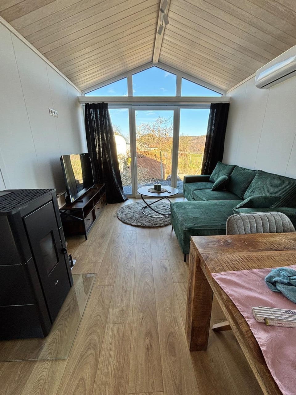 TV and multimedia, Living room, Photo of the whole room, Seating area