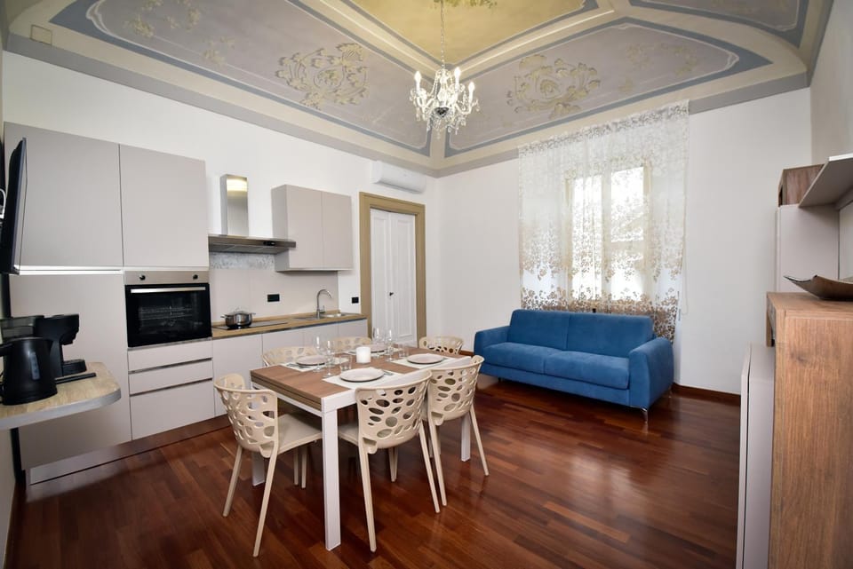 Kitchen or kitchenette, Living room, Dining area, oven
