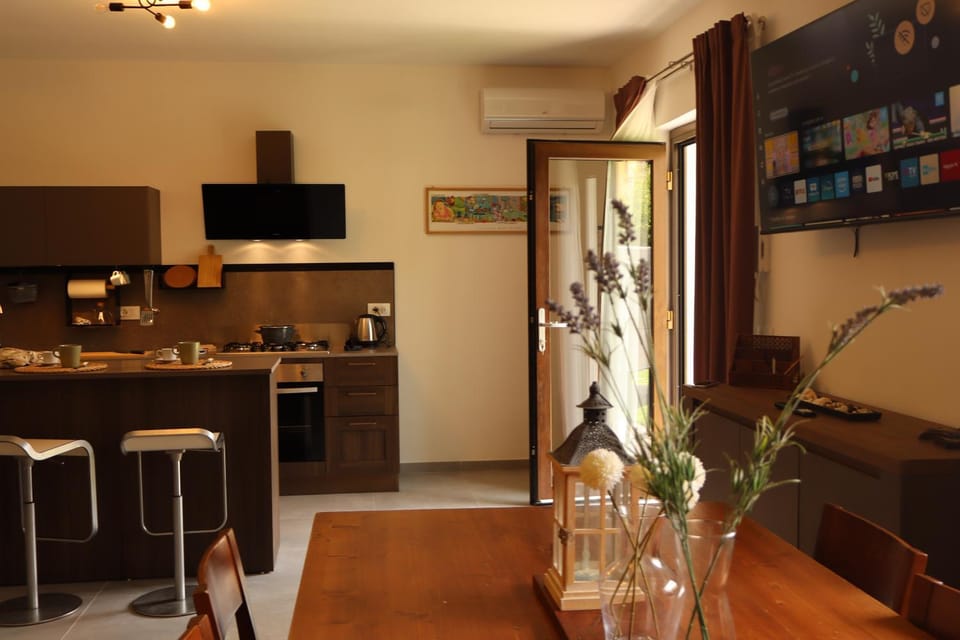 Kitchen or kitchenette, kitchen, kitchen, air conditioner, air conditioner