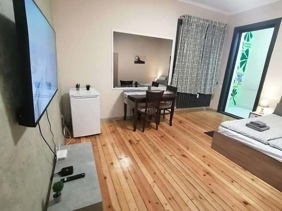 Bed, TV and multimedia, Dining area, Bedroom