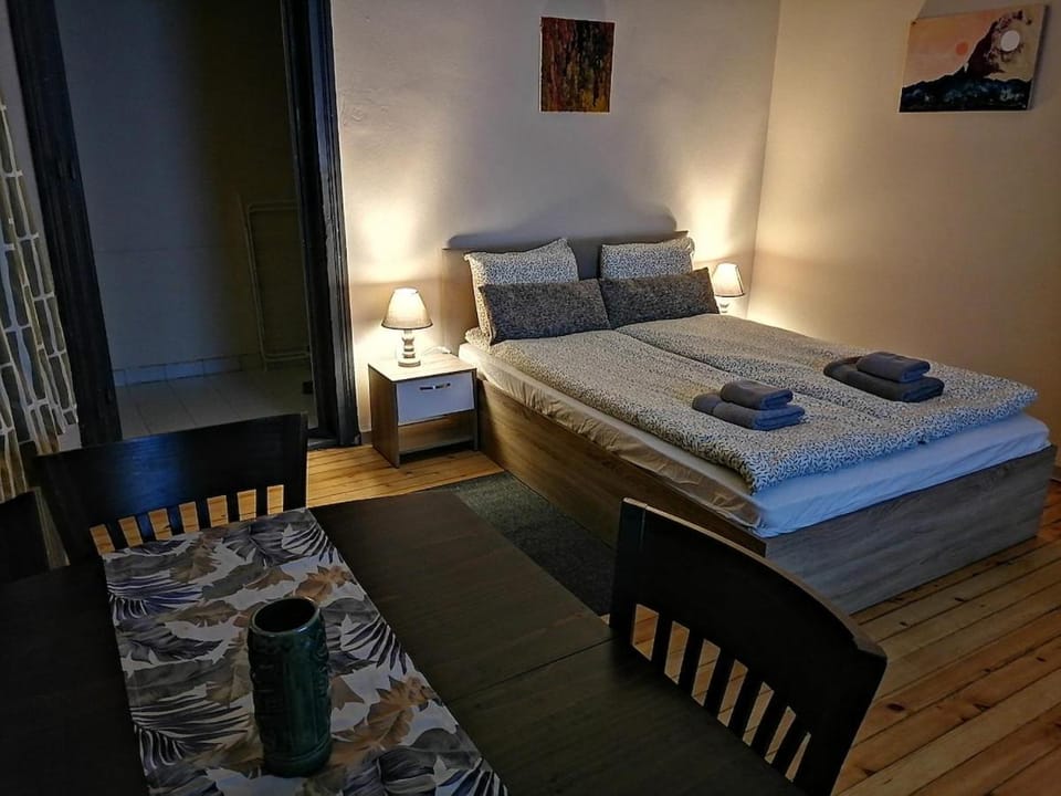 Bed, Dining area, Bedroom