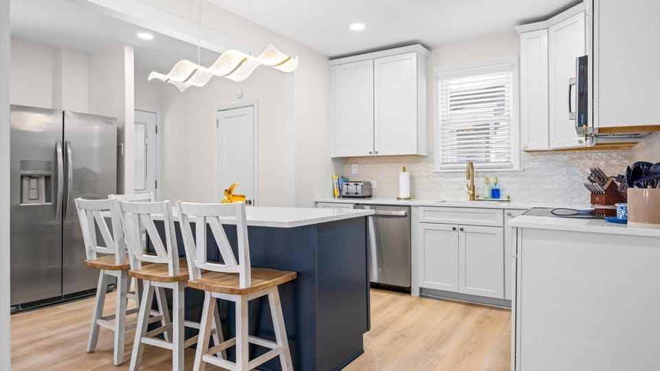 Sleeps 16 All Redone w Yard 1 block to Beach House in Ventnor City