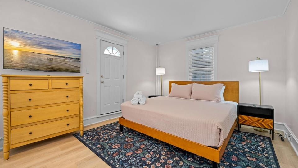 Sleeps 16 All Redone w Yard 1 block to Beach House in Ventnor City