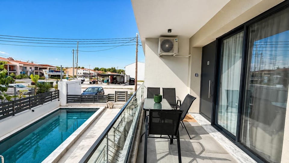 Balcony/Terrace, Pool view, Swimming pool