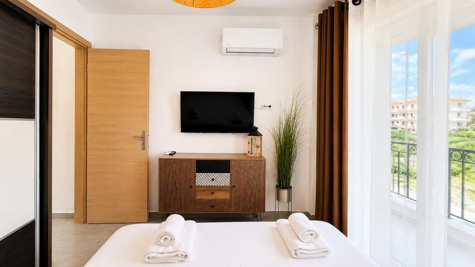 Bed, TV and multimedia, Photo of the whole room, Bedroom, towels, wardrobe, air conditioner
