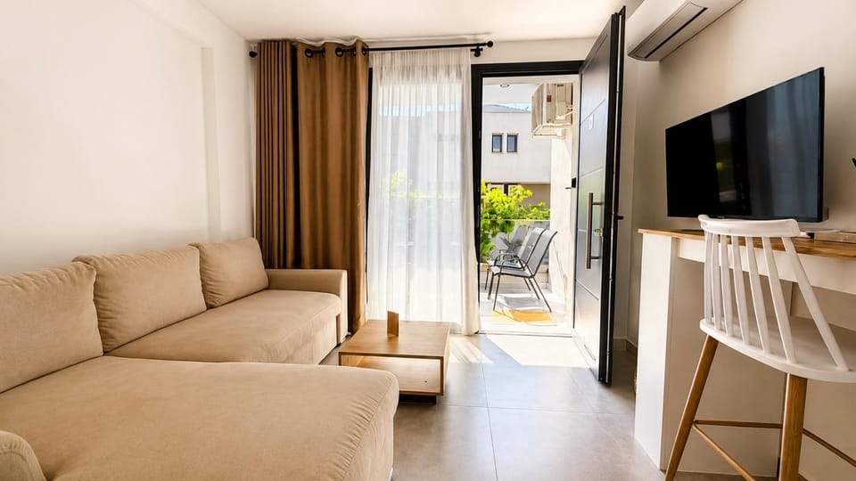 Bed, TV and multimedia, Living room
