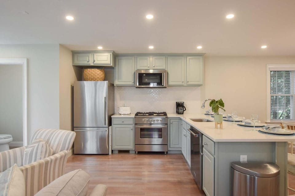 500 ft to Sea Street Beach Patio Outdoor Kitchen House in Dennis Port