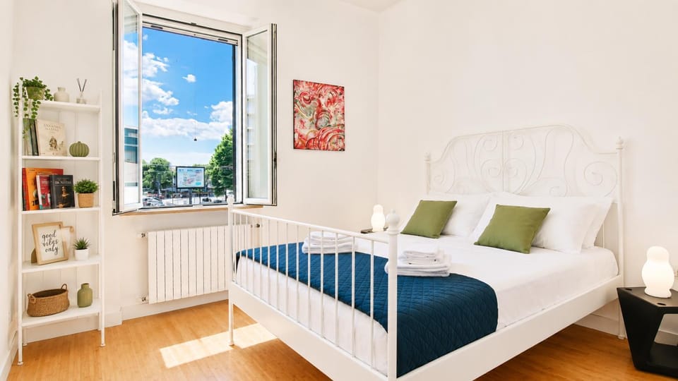 Bed, Photo of the whole room, towels, wardrobe