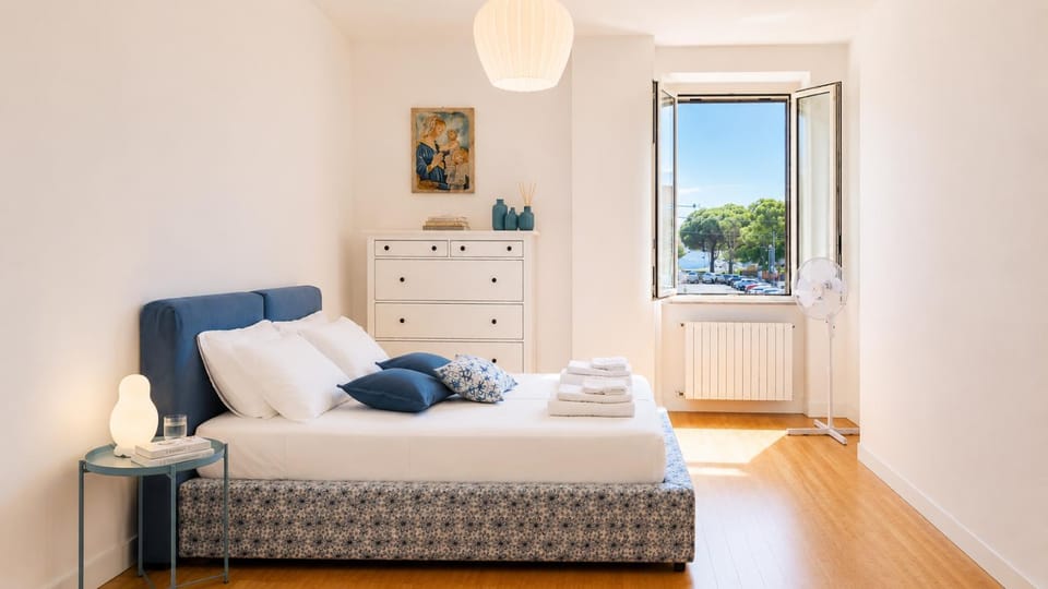 Photo of the whole room, Bedroom, towels