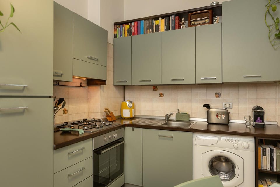 Coffee/tea facilities, Kitchen or kitchenette, oven, stove, stove, toaster, toaster, washing machine, washing machine, kitchen, kitchen