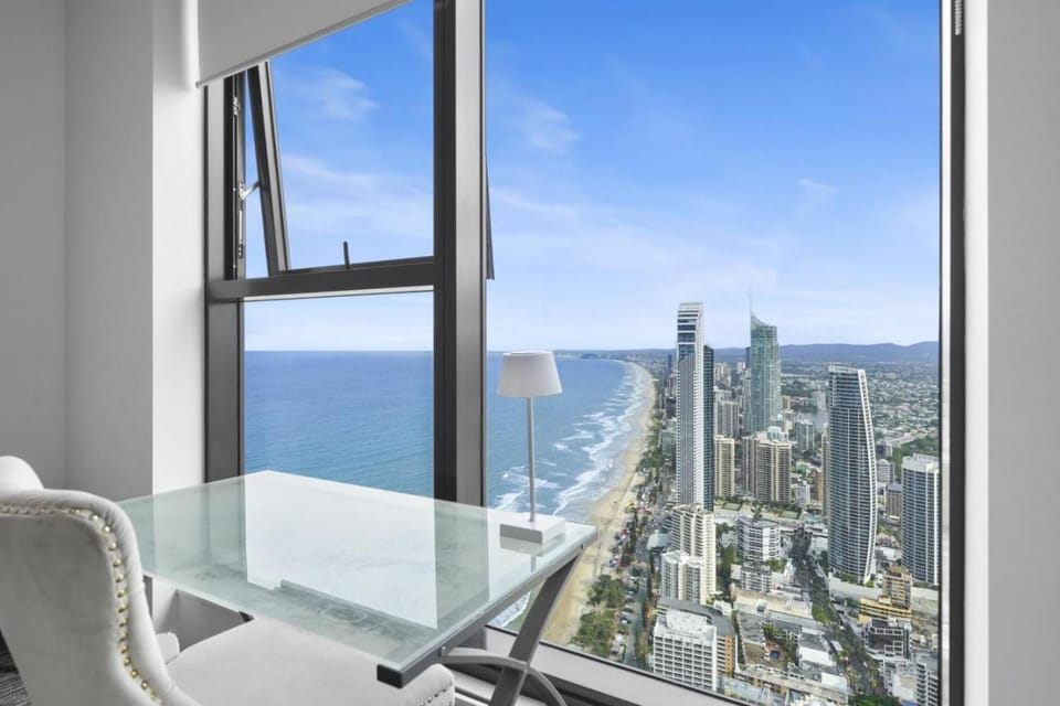 MASSIVE 4BDR Apt with Incredible Ocean Views Apartment in Surfers Paradise