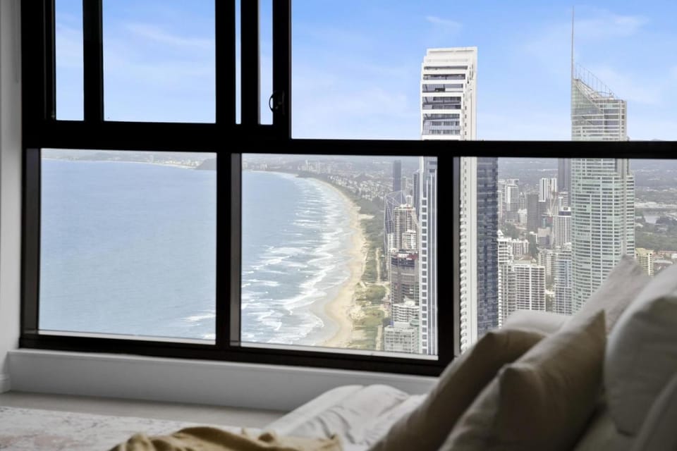 MASSIVE 4BDR Apt with Incredible Ocean Views Apartment in Surfers Paradise