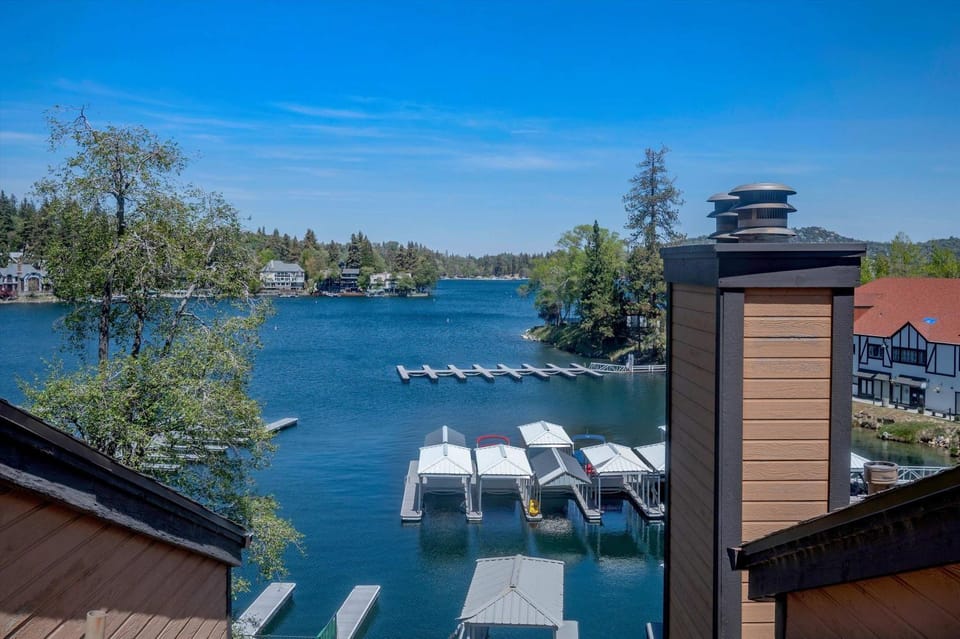 Village Lakefront Paradise House in Lake Arrowhead