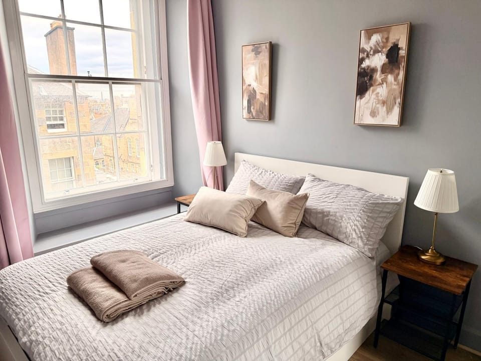 Old Town Edinburgh Apt - SuperFast WiFi - 3BR Sleeps 7 Apartment in Edinburgh