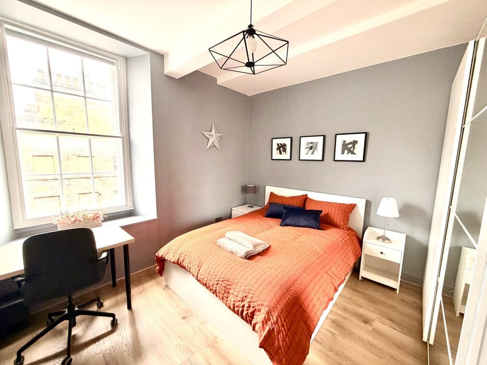 Old Town Edinburgh Apt - SuperFast WiFi - 3BR Sleeps 7 Apartment in Edinburgh