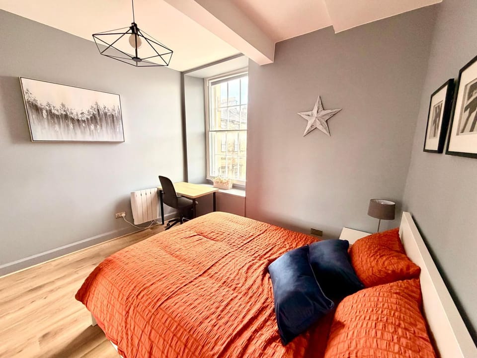 Old Town Edinburgh Apt - SuperFast WiFi - 3BR Sleeps 7 Apartment in Edinburgh