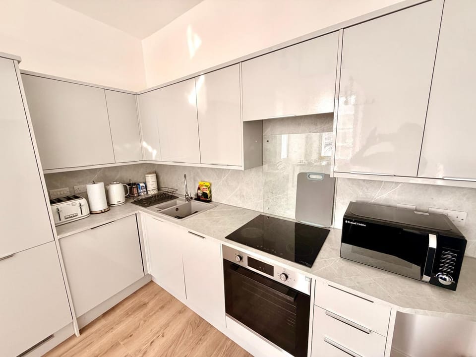 Coffee/tea facilities, dishwasher, oven, stove, toaster