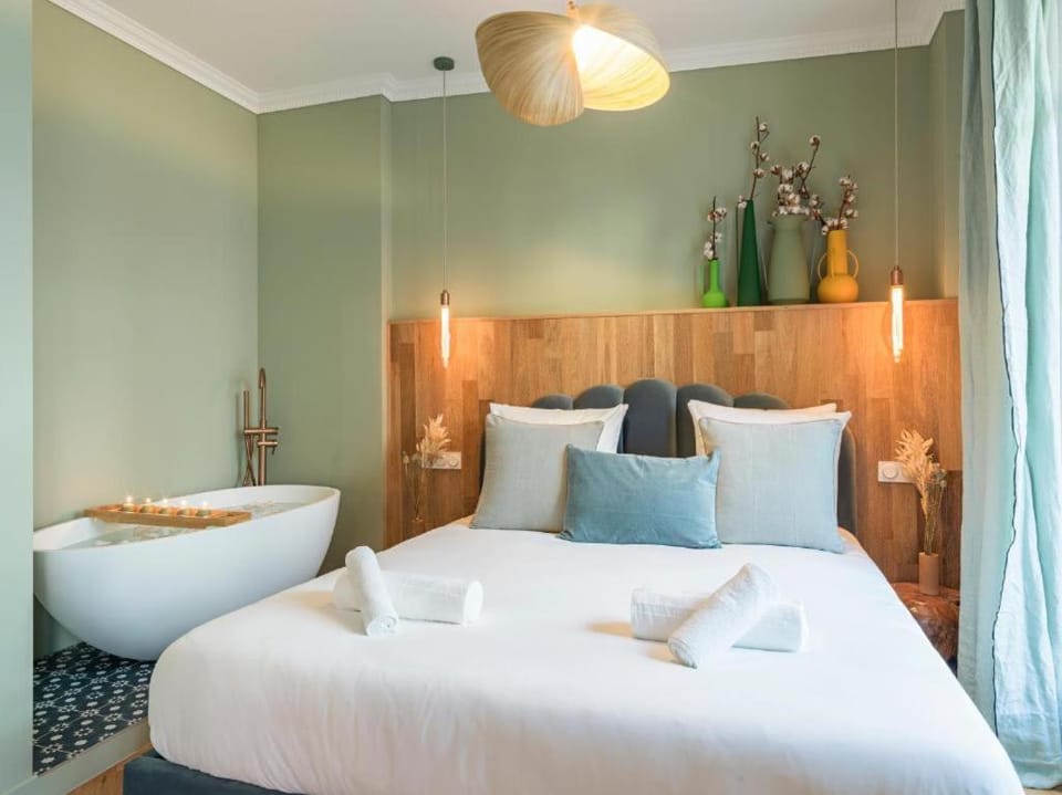 Photo of the whole room, Bedroom, towels