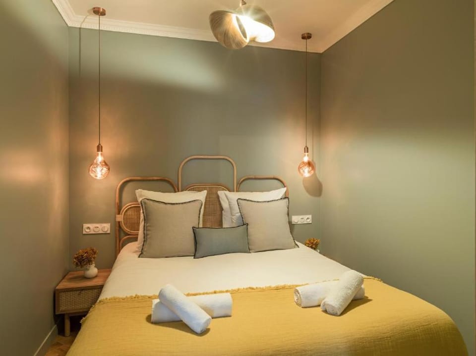 Photo of the whole room, Bedroom