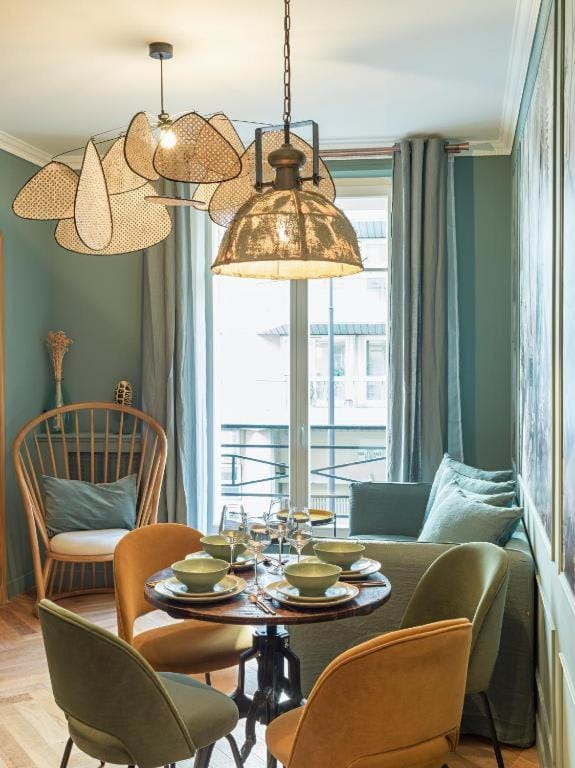 Seating area, Dining area