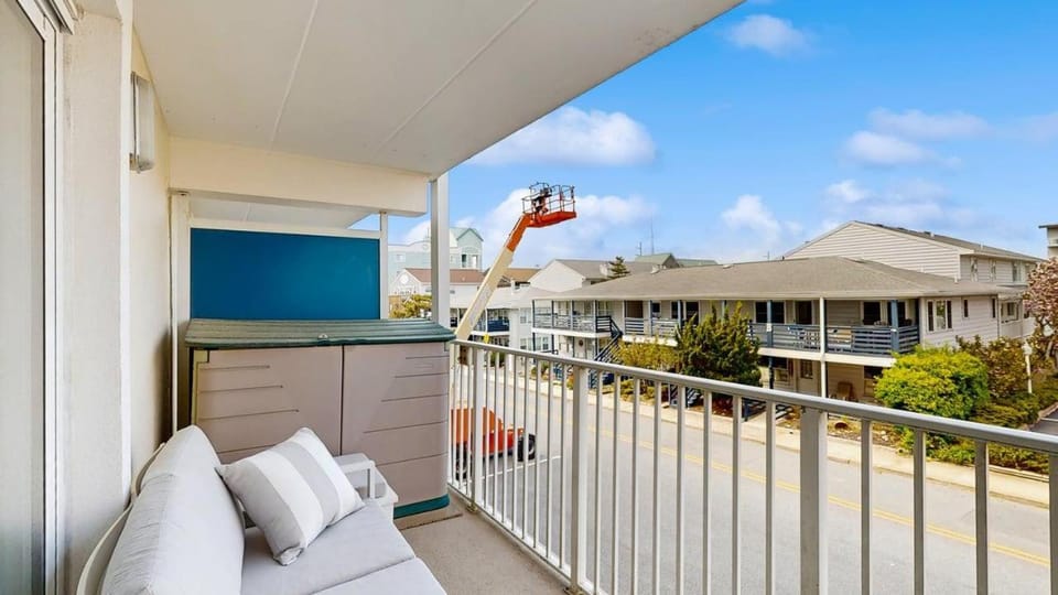 2BR 2BA condo Beach Block with POOL House in Ocean City