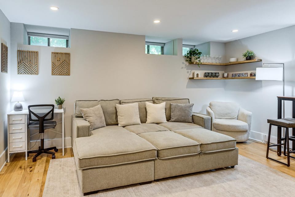 Walkable DC Stay! Stylish Studio in Adams Morgan Apartment in Arlington