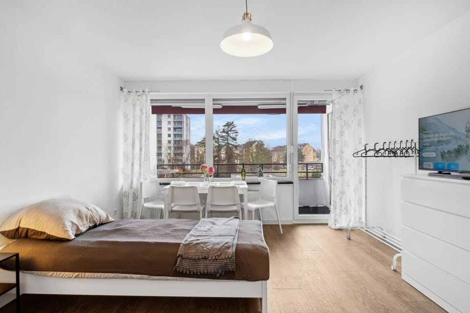 Bed, TV and multimedia, Balcony/Terrace, Dining area, wardrobe