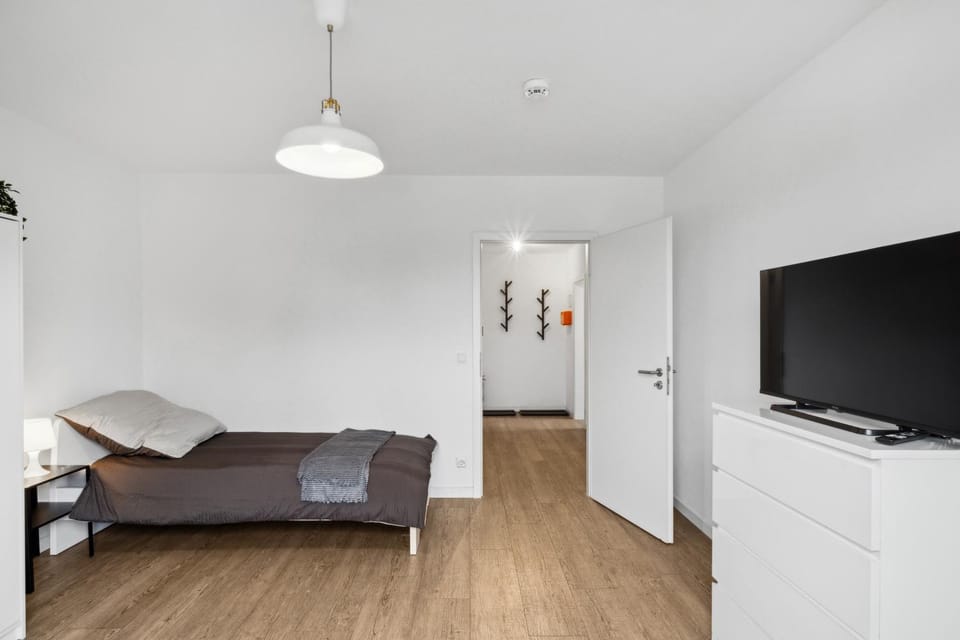 Bed, TV and multimedia, Bedroom, wardrobe