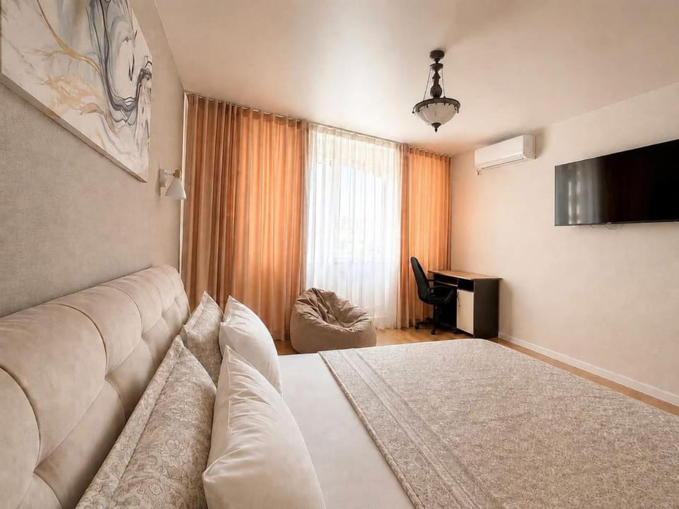 Bed, TV and multimedia, Photo of the whole room, Bedroom