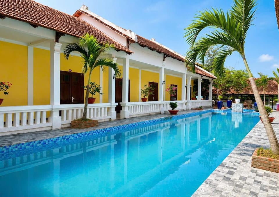 Property building, Day, Pool view, Swimming pool, Swimming pool