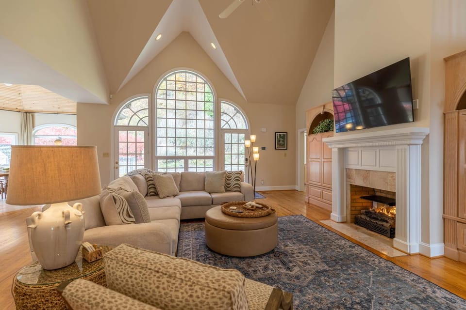 Mountain Gem Huge Home 7 mins to Boone with Hot Tub Pool Table & Views House in Watauga