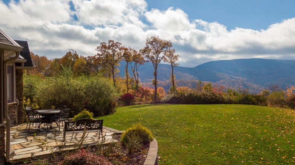 Mountain Gem Huge Home 7 mins to Boone with Hot Tub Pool Table & Views House in Watauga