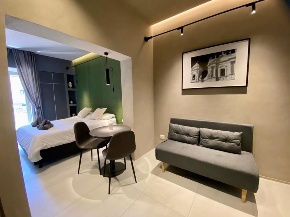 Photo of the whole room, Seating area