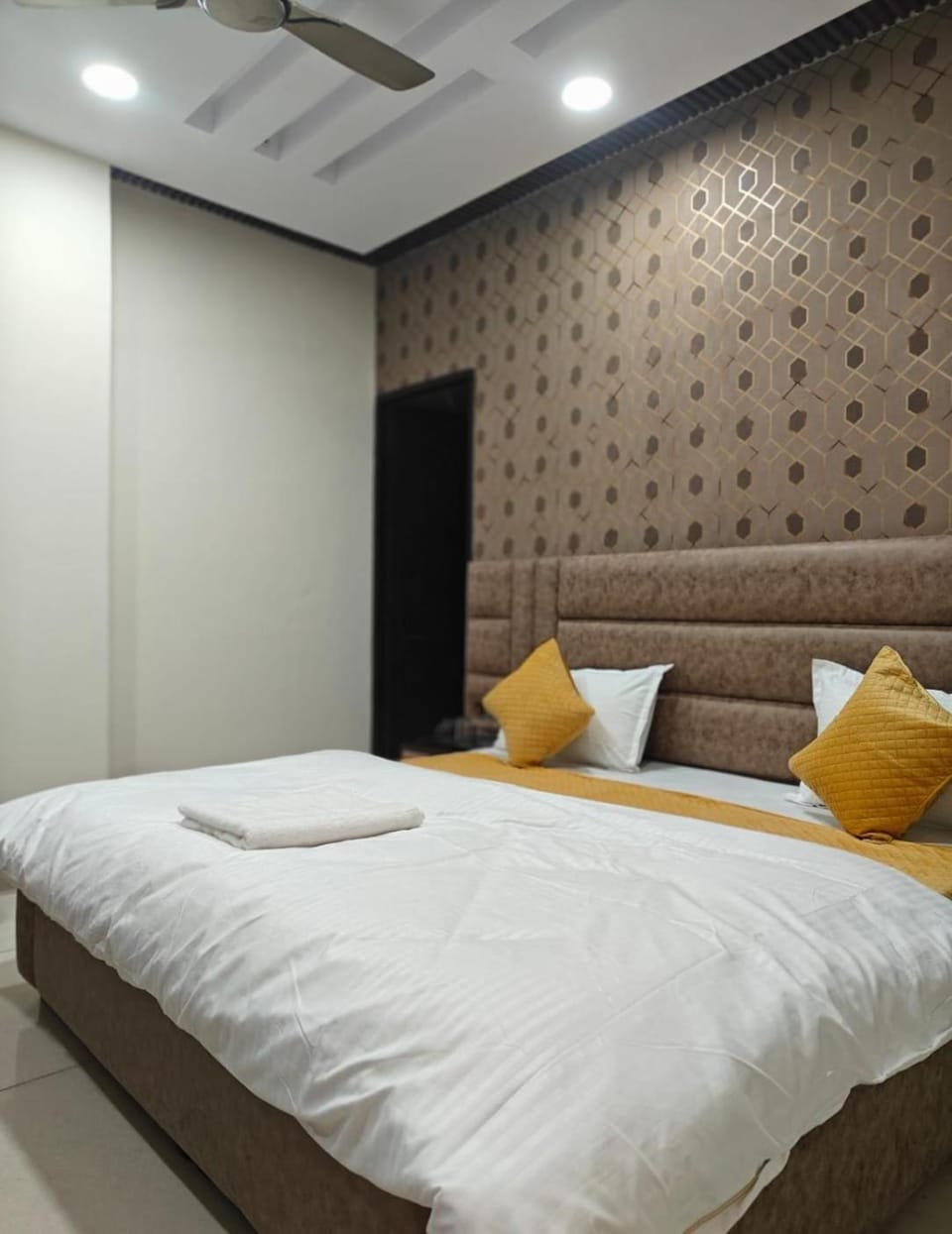 HOTEL CRYSTAL - Comfortable & Smart Rooms By SKY Hotels & Homestays Hotel in Ludhiana