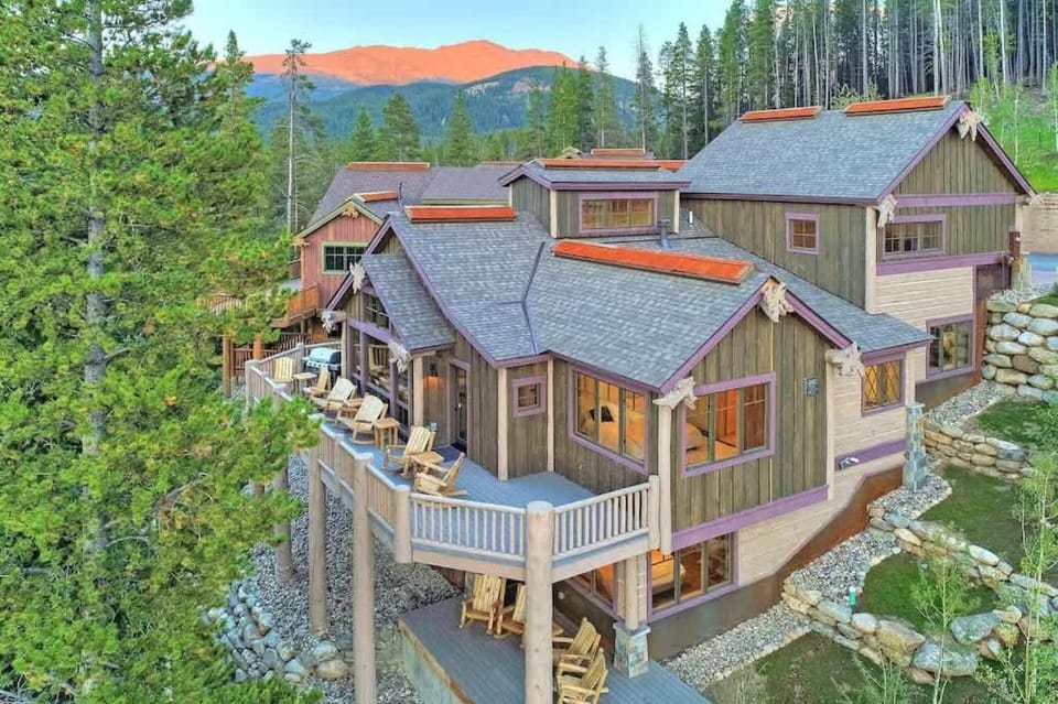 Luxury Mountain Estate wHot Tub Sauna & Movie Room House in Breckenridge