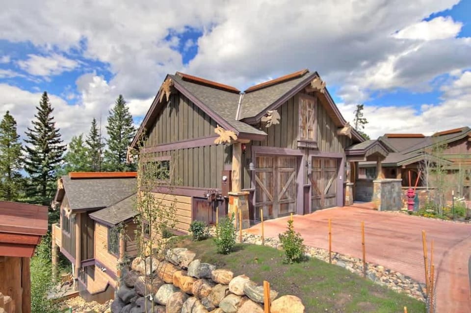 Luxury Mountain Estate wHot Tub Sauna & Movie Room House in Breckenridge