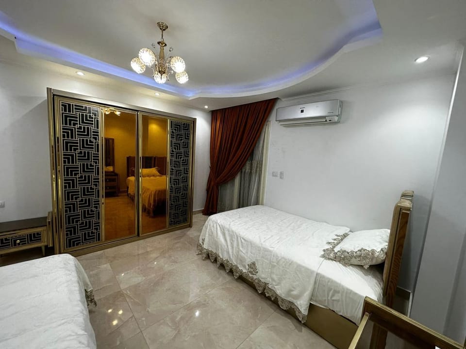 شقة ملكية فاخرة 3 غرف و3 حمامات بجوار جنينة مول 2 جراج وقفل ذكي Apartment in Cairo Governorate