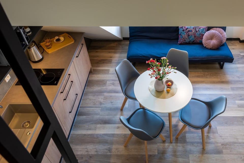 Kitchen or kitchenette, Living room, Seating area, Dining area