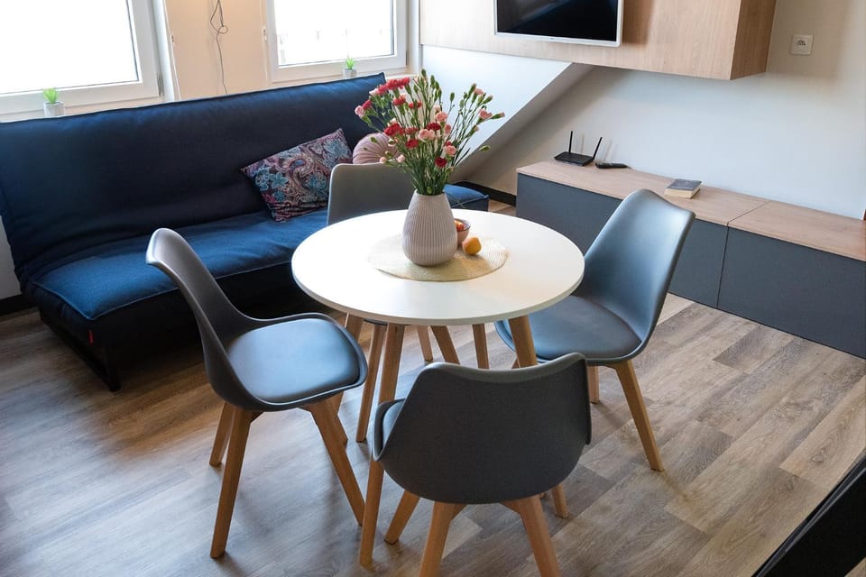 Communal lounge/ TV room, TV and multimedia, Living room, Seating area, Dining area, Evening entertainment