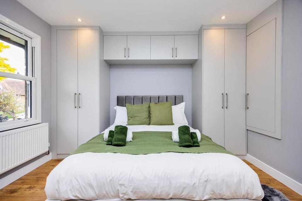 Stunning Private Home, Prime West London Location , Seconds From Central Line Station Apartment in London Borough of Ealing