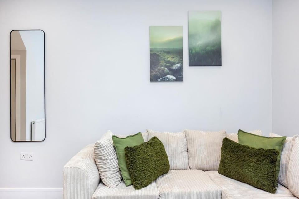 Stunning Private Home, Prime West London Location , Seconds From Central Line Station Apartment in London Borough of Ealing